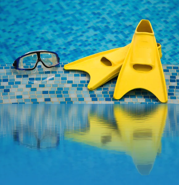 Chinelos e máscara de mergulho refletida na água — Fotografia de Stock
