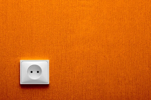 오렌지 벽에 있는 전기 소켓 — 스톡 사진