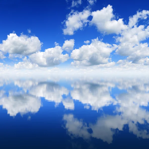 Отражение неба — стоковое фото