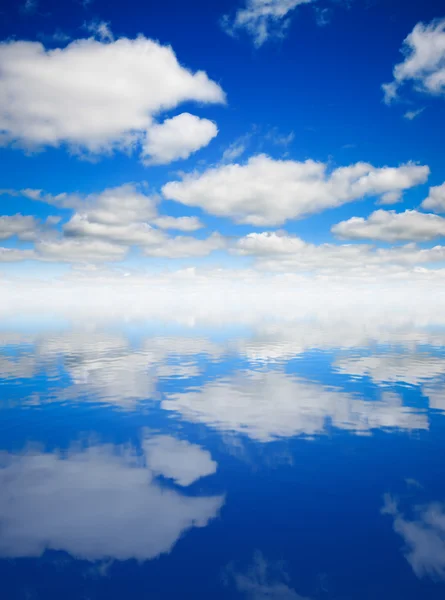 天空和水反射 — 图库照片