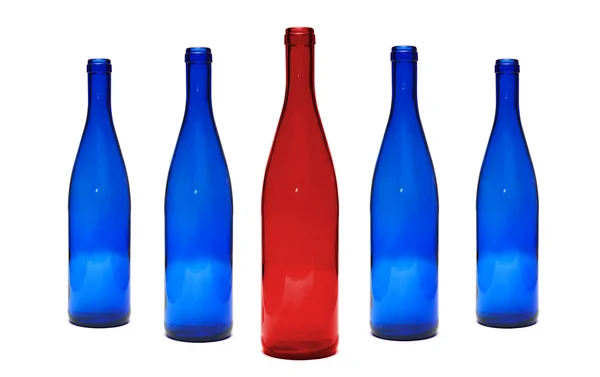 Rode en blauwe glazen flessen — Stockfoto