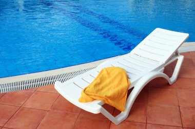 sandalye ile havlu havuz kenarında dinlenin