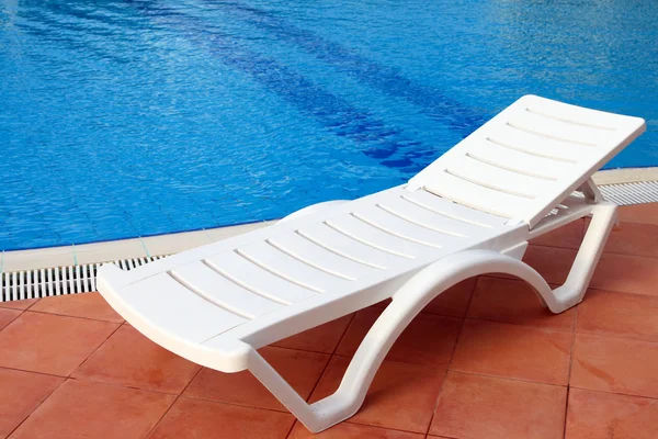 Кресло для отдыха у бассейна — стоковое фото