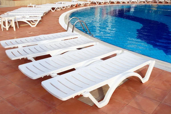 Cadeiras de estar perto da piscina — Fotografia de Stock