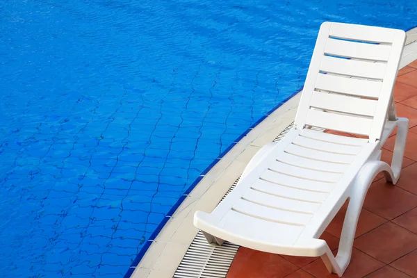 Sandalye havuz kenarında dinlenin — Stok fotoğraf