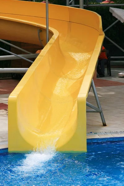 Желтая водяная горка — стоковое фото