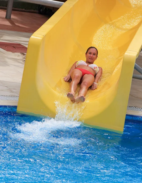 Chica deslizante en el tobogán acuático — Foto de Stock
