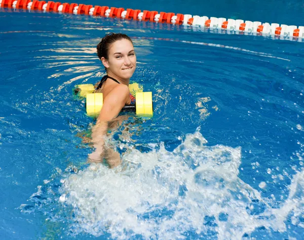 Flicka i vattengymnastik aerob — Stockfoto