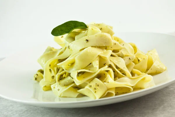 Pappardelle pasta med pesto — Stockfoto