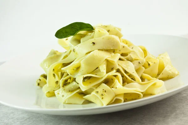 Pappardelle mit Pesto — Stockfoto