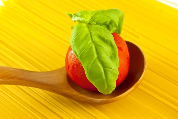 Tomate e manjericão fresco na colher — Fotografia de Stock