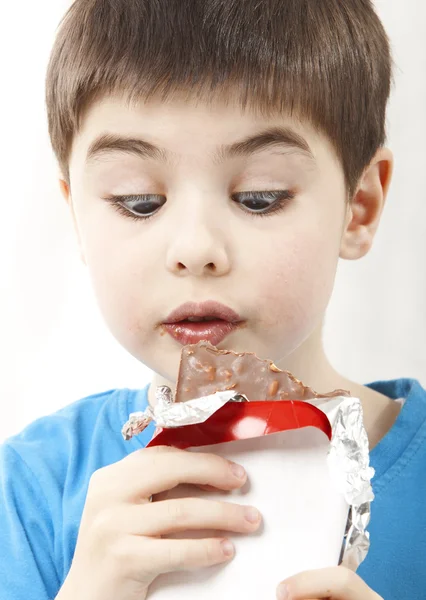 Zaskoczony chłopak z czekoladą — Zdjęcie stockowe