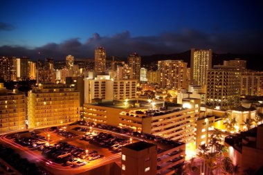 gece şehir manzaralı, waikiki, oahu, hawaii