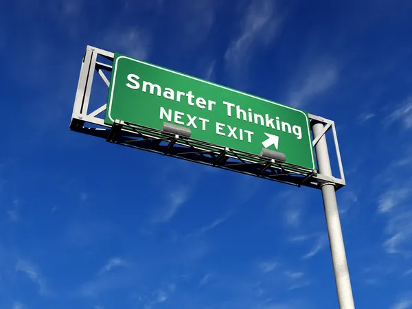 Pensamiento más inteligente - Señal de salida de autopista —  Fotos de Stock