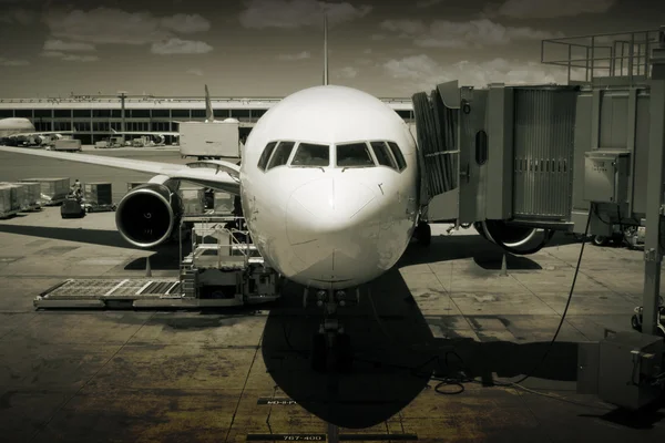 Jet bij luchthaven gate — Stockfoto