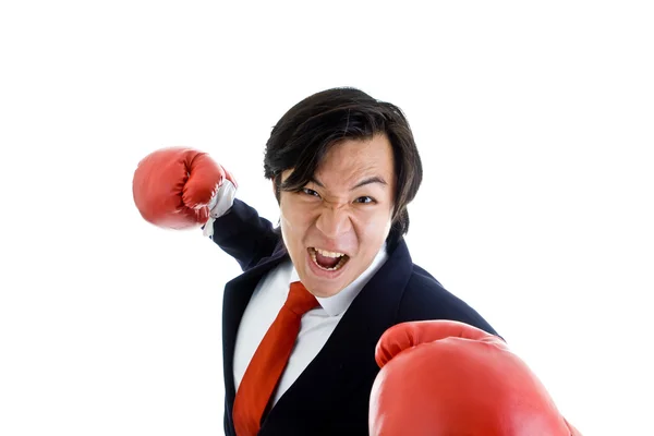Dühös ázsiai üzleti ember boksz-kesztyűket lyukasztó fenyegető jött — Stock Fotó