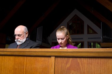 Komuta sizde genç kadın başına oturup dua eden kilise pew eğdi