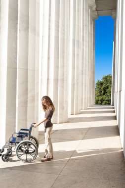 kadın lincoln memorial sütunları boş tekerlekli sandalye dc