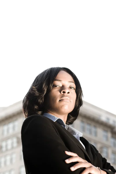 Femme d'affaires afro-américaine difficile bras croisés — Photo