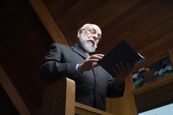 Взгляд вверх на пожилого человека, поющего гимн церкви Пью — стоковое фото