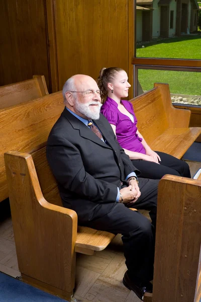 Glücklich Senior weißer Mann junge Frau sitzt Kirche — Stockfoto