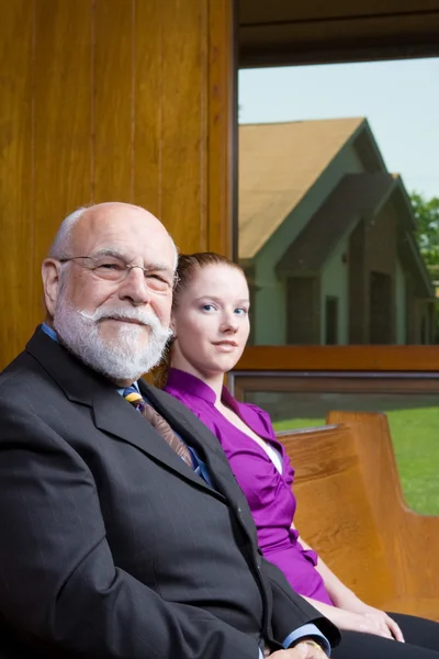 Senior blanke man jonge vrouw zitten kerk pew — Stockfoto