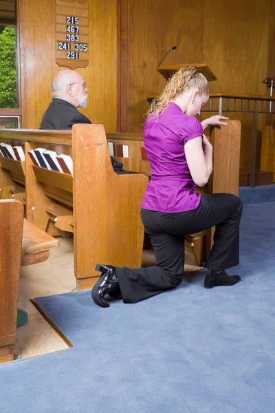 Jovem mulher Genuflectindo sinal Cruz Igreja Pew — Fotografia de Stock