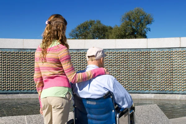 爷爷的孙女轮椅第二次世界大战纪念馆 — 图库照片