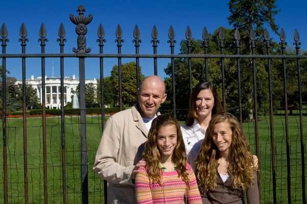 Сім'я відвідування Білого дому туристів Вашингтон, округ Колумбія — стокове фото