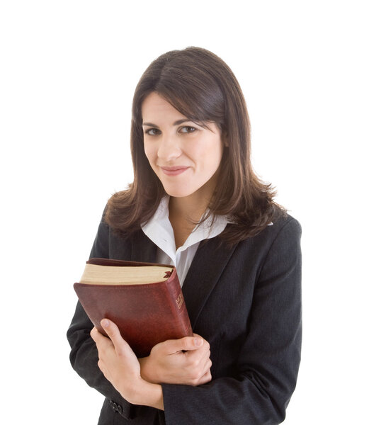 Улыбающаяся женщина, держащая Библию близко изолированной белой
