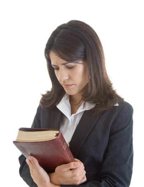 Preoccupata donna caucasica tenendo la Bibbia guardando giù pregando bianco — Foto Stock