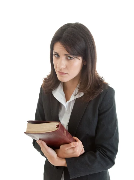Llorosa mujer caucásica sosteniendo la Biblia aislado fondo blanco — Foto de Stock