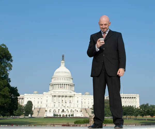 Lobista branco sorridente em pé frente ao Capitólio dos EUA — Fotografia de Stock