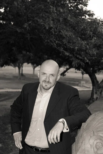 Veste de bouc homme chauve dans un parc, noir et blanc — Photo