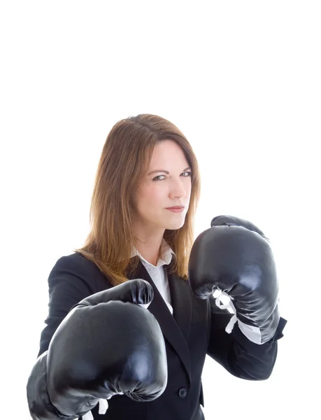 Femme d'affaires en colère portant des gants de boxe isolés — Photo
