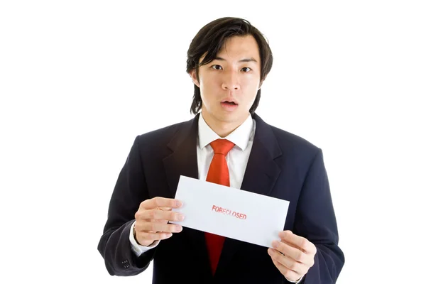 Geschokt Aziatische man pak houden verhindering aankondiging — Stockfoto