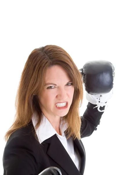 Vit kvinna sandning tänderna boxningshandskar stansning kamera — Stockfoto