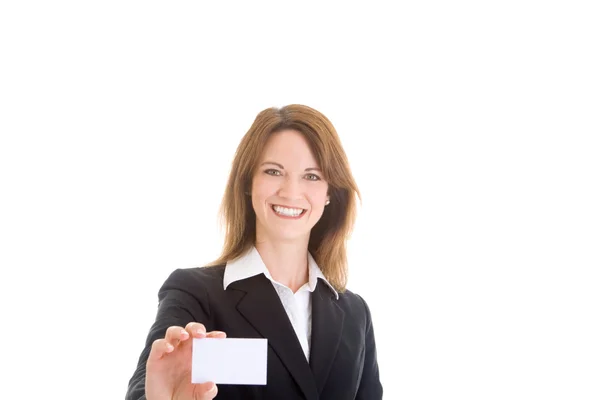 Sonriente mujer caucásica sosteniendo tarjeta de visita blanco Backgroun —  Fotos de Stock