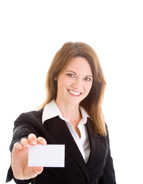 Mujer caucásica feliz sosteniendo blanco aislado tarjeta de visita en blanco — Foto de Stock
