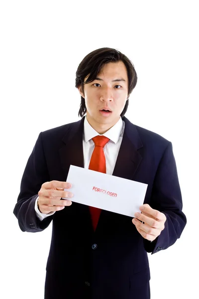 Шокований азіатський чоловік тримає повідомлення про викуп ізольовано на білому — стокове фото