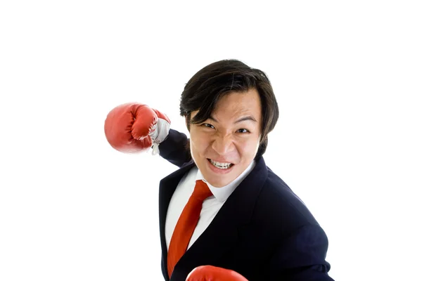 Angry Aziatische man suit Bokshandschoen ponsen geïsoleerde Wit backgr — Stockfoto