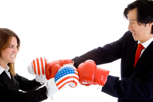 Kaukasische vrouw Aziatisch mens bokshandschoenen Amerikaanse vlag — Stockfoto