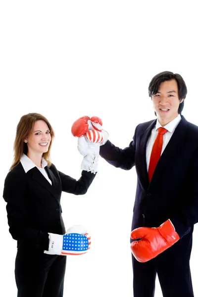 Caucásico mujer asiático hombre levantando puños boxeo guantes americano f — Foto de Stock