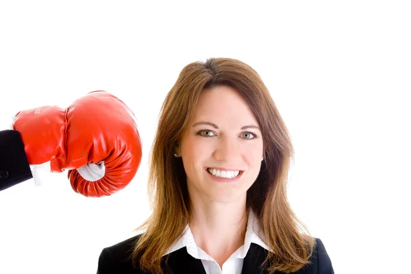 Усміхаючись біла жінка не знають про щоб бути ударив боксерську рукавичку — стокове фото