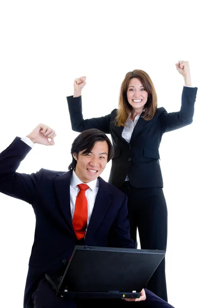 Feliz Equipe de Negócios, Homem Asiático Mulher Caucasiana torcendo em Lapto — Fotografia de Stock