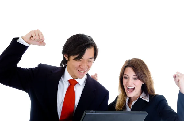 Happy Business Team, Hombre asiático Mujer caucásica animando en Lapto —  Fotos de Stock