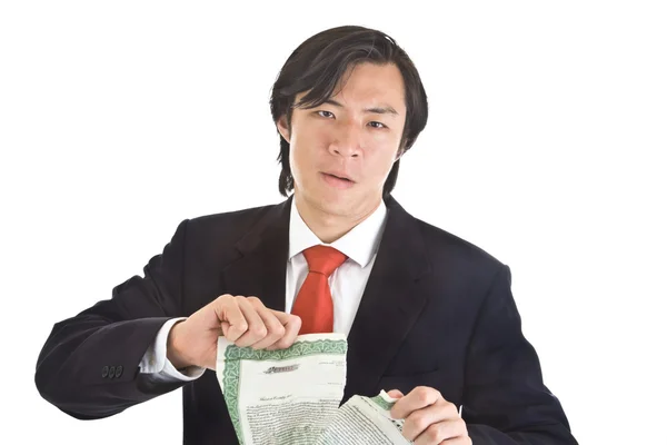 Infelice asiatico uomo strappando Stock Certificate, isolato bianco indietro — Foto Stock