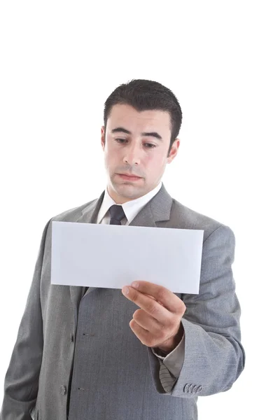 Сумно кавказька латиноамериканського чоловік дивиться на чистим конвертом білий захованих — стокове фото