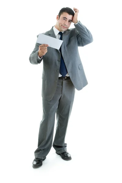 Homem hispânico caucasiano esfregando cabeça segurando envelope em branco — Fotografia de Stock