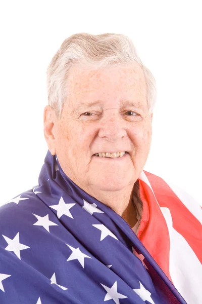 Uomo anziano patriottico avvolgere bandiera americana isolata — Foto Stock